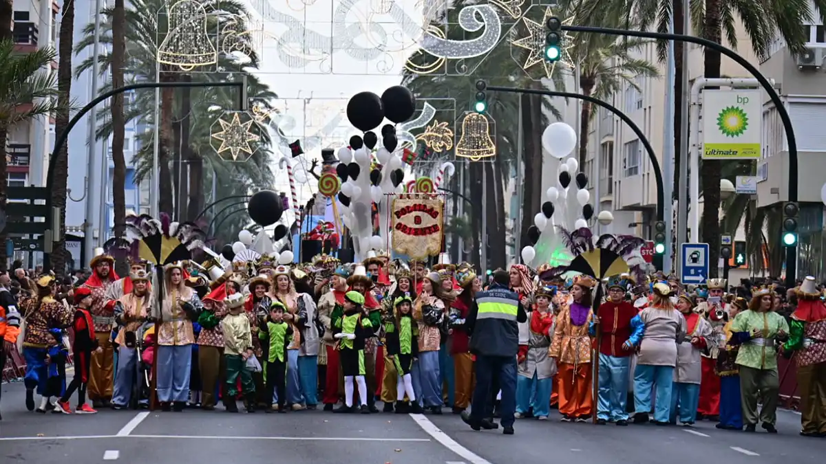 Cádiz se llena de ilusión por adelantado con una variada y mágica Cabalgata de Reyes