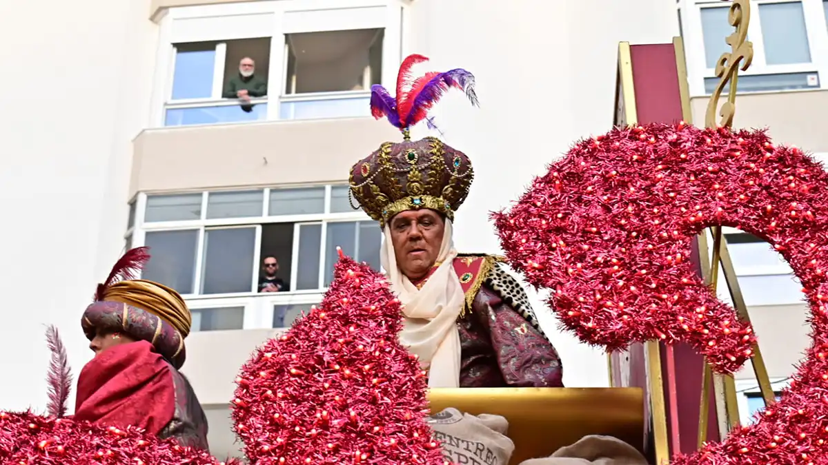 Cádiz se llena de ilusión por adelantado con una variada y mágica Cabalgata de Reyes