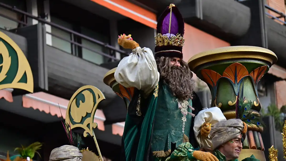 Cádiz se llena de ilusión por adelantado con una variada y mágica Cabalgata de Reyes