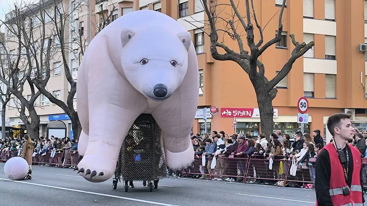 Cádiz se llena de ilusión por adelantado con una variada y mágica Cabalgata de Reyes