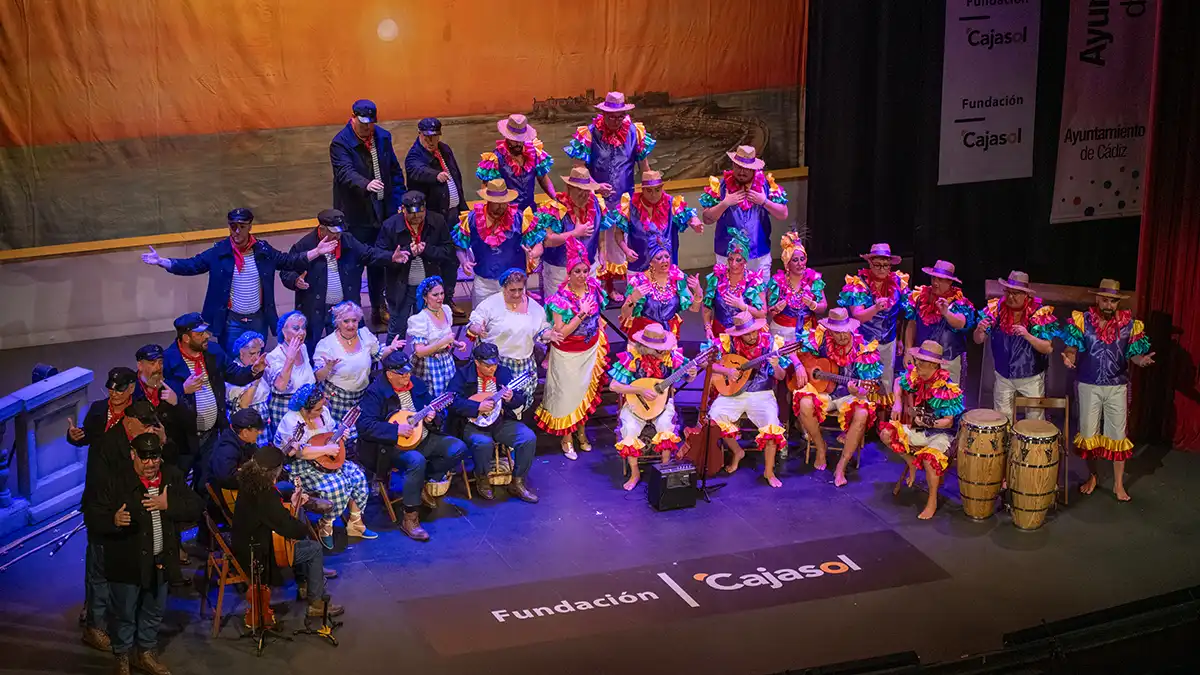 El coro 'Son y sal' en el Gran Teatro Falla