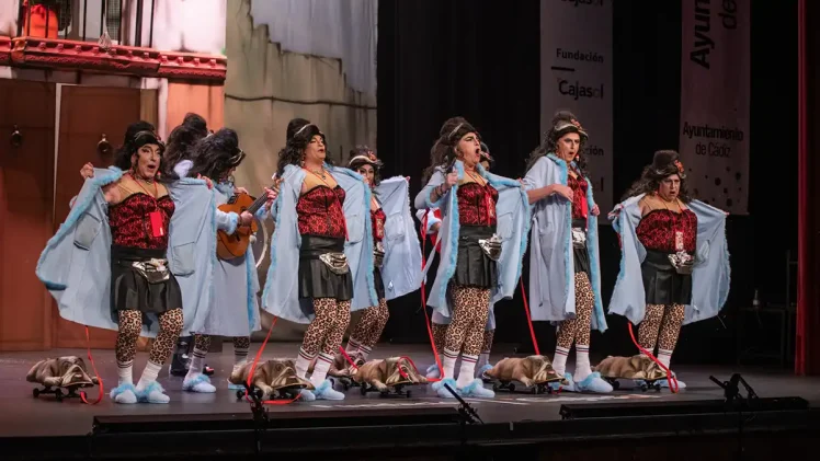 La chirigota 'Apartamentos turísticos Juani Wainjaus' en el Gran Teatro Falla