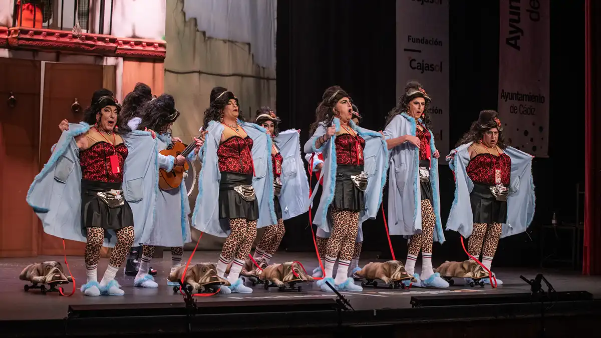 La chirigota 'Apartamentos turísticos Juani Wainjaus' en el Gran Teatro Falla