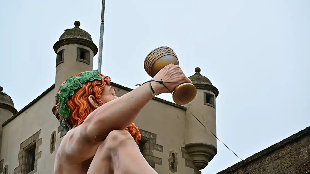 Finalmente fueron los bomberos los que afianzaron la escultura de Baco ante el riesgo de desprendimiento